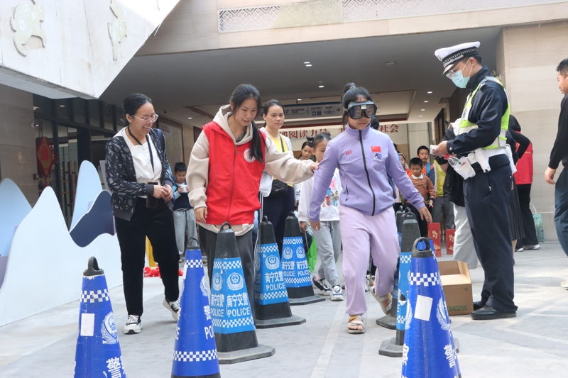 读万卷书 行安全路——广西图书馆举办“假如我是指挥中心交警”少儿劳动教育研学实践活动