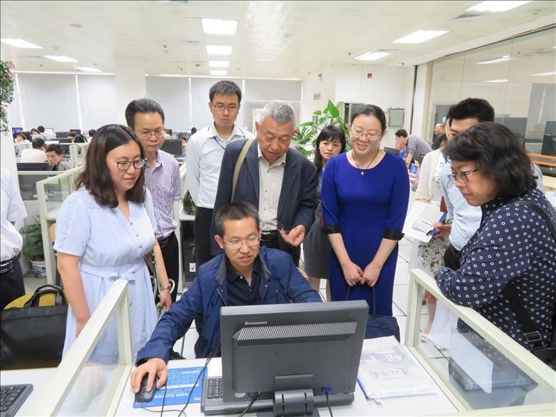 考核组实地查看我馆公共电子阅览室建设情况