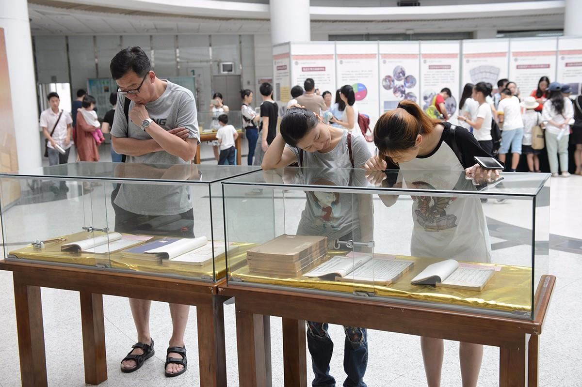 读者现场观看展示的广西入选国家珍贵古籍名录古籍2