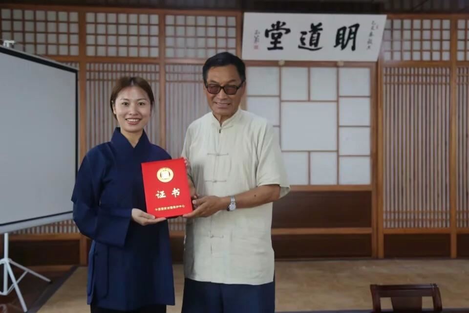 张本义先生为李珺颁发毕业证书