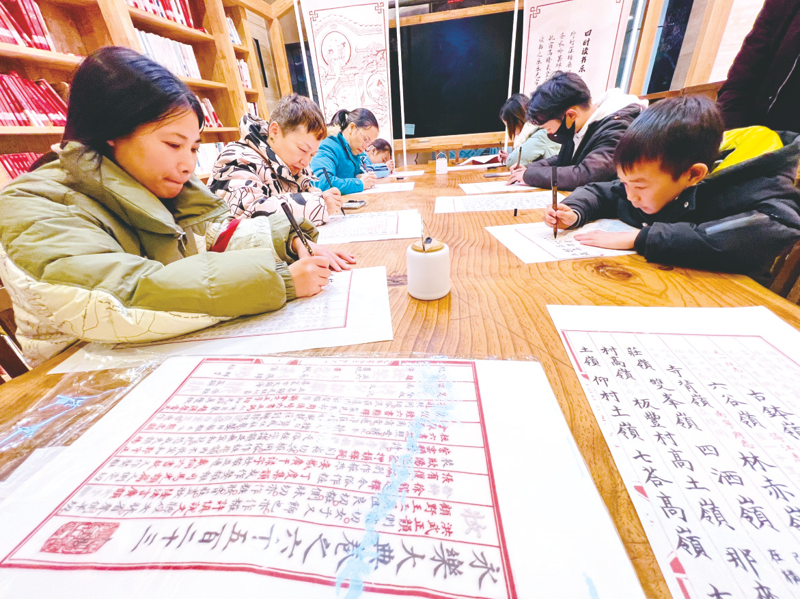 [南宁晚报]自治区图书馆举行冬至游园会 临摹《永乐大典》体验凸版印刷