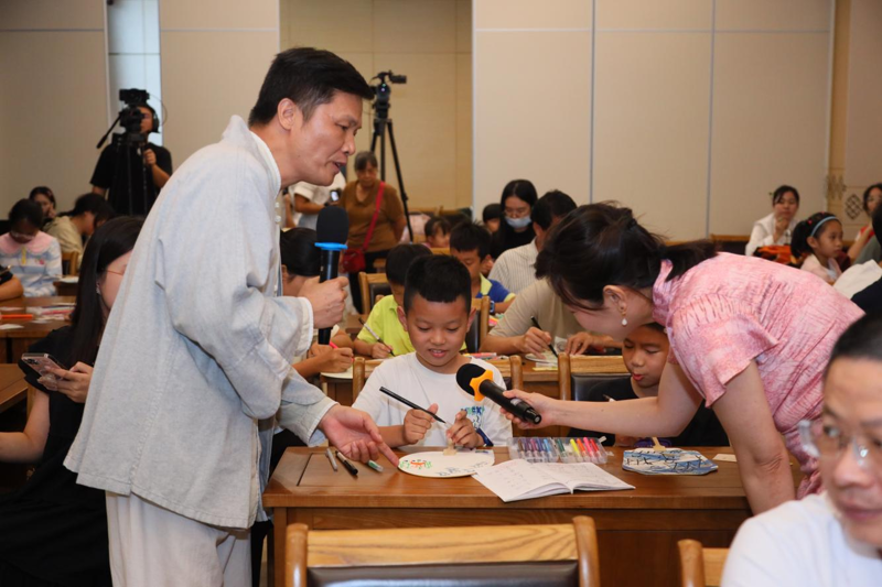 “悦心·读书会：从甲骨文启程 探寻古文字的奥秘”在广西图书馆举行