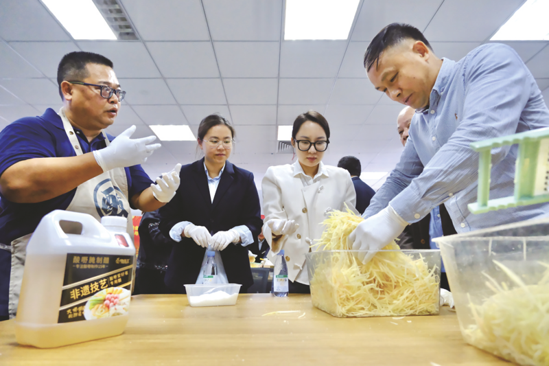 [南宁晚报] 以食为媒品读味蕾里的文化记忆 ——广西图书馆邀请读者分享美食书籍学做南宁酸嘢 