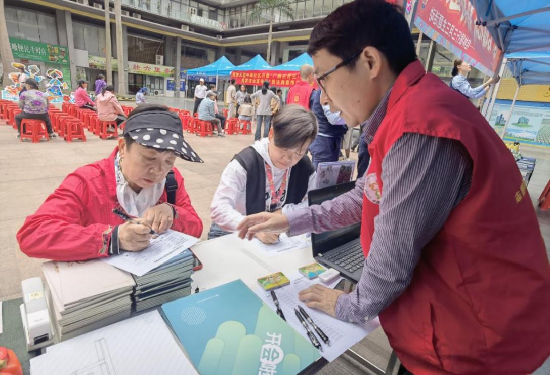 壮族三月三 桂风壮韵浓——广西图书馆携手南宁市民族大道中段社区开展文化宣传志愿服务活动