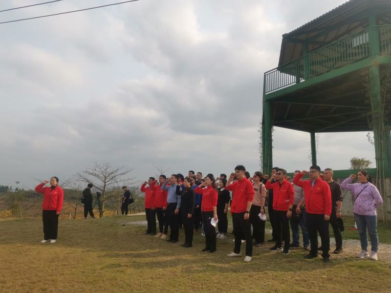 广西图书馆党委携手明阳农场公司党委开展“党建引领聚合力 植树添绿促文明”主题党日暨志愿服务活动