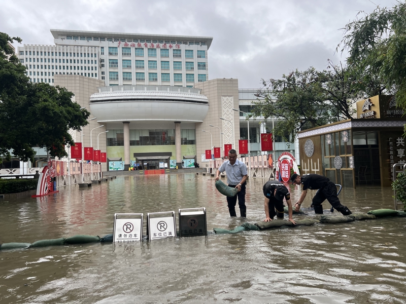 暴雨中的暖心与担当——广西图书馆积极迅速应对暴雨突袭