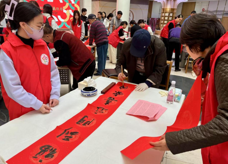 [中央广电总台国际在线]广西图书馆开展“金蛇纳福·笔墨迎春”送春联活动