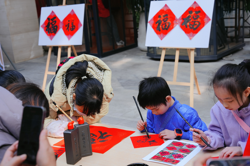 小读者动手写“福”字。广西图书馆供图